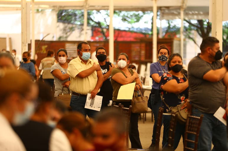 Suman 408 casos de personas vacunadas que han resultado positivas a COVID-19 en el estado; solo 45 han sido hospitalizadas. (ARCHIVO)