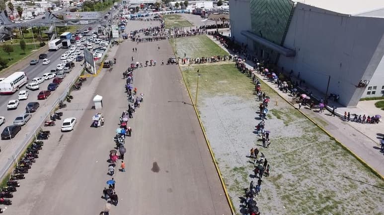 De acuerdo con Lorenzo Blanco Lozano, director de Programas de Bienestar en la región 02 de la cual depende el municipio, restan alrededor de 10 mil dosis de la farmacéutica Pfizer-BioNTech por aplicar de las 56 mil disponibles para atender a los jóvenes de 18 a 29 años de edad.

(ERICK SOTOMAYOR)
