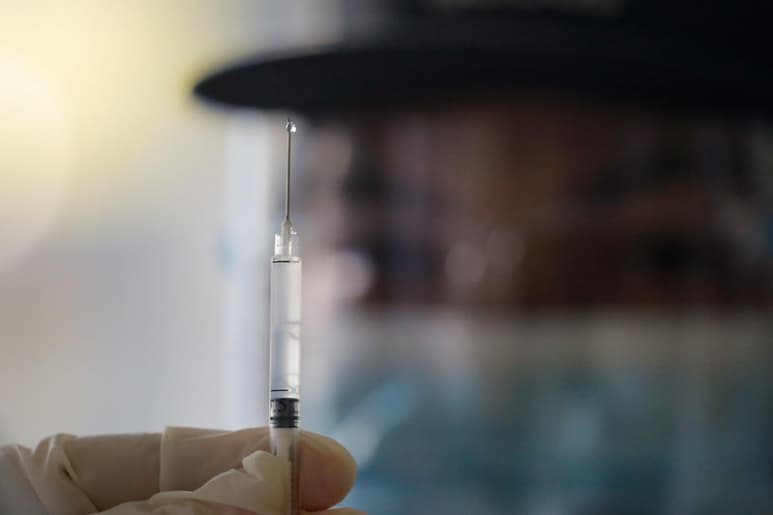 Científicos británicos investigarán la posibilidad de combinar las vacunas de la gripe y el COVID en una sola inyección, a fin de agilizar los futuros programas de inmunización, ha avanzado el director del Centro de Fabricación e Innovación de Vacunas (VMIC, en inglés), Matthew Duchars. (ARCHIVO)