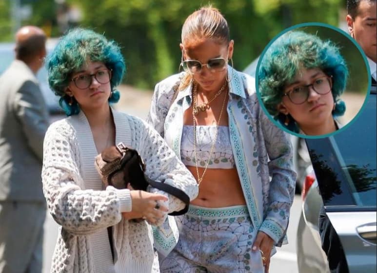 A través de portales de espectáculos surgieron esta semana algunas fotografías de paparazzi tomadas a Jennifer Lopez y a su hija Emme Maribel Muñiz en las calles de Los Ángeles, California.