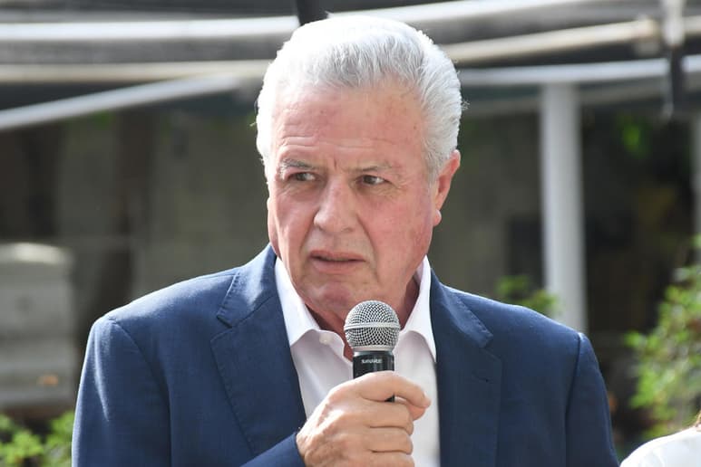 Dijo Zermeño que la Comarca Lagunera requiere “con urgencia” de agua saludable, pues resulta desde hace años insostenible seguir perforando a 400 metros de profundidad o más, además de tener que seguir pagando facturas altas a la Comisión Federal de Electricidad, reponiendo pozos y erogando recursos para filtros de forma permanente.
(FERNANDO COMPEÁN)