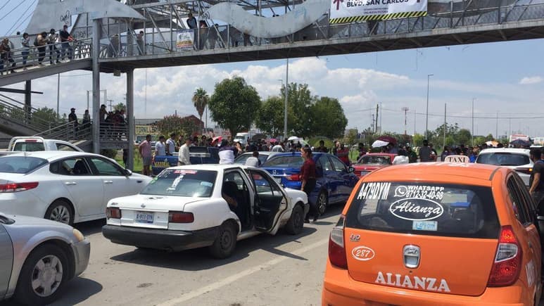 Misael Ramírez, coordinador de Brigadas Correcaminos, pidió a los asistentes esperar una nueva fecha, debido al desabasto del biológico.
(EL SIGLO DE TORREÓN)