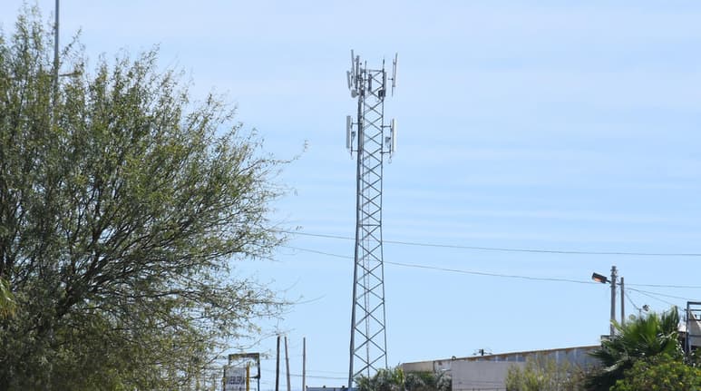 El ayuntamiento de Monclova clausuró el levantamiento de una antena de telefonía celular en la Colonia Elsa Hernández y multó a la constructora. (ARCHIVO)