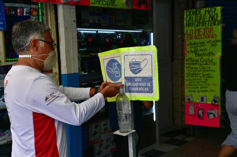 De no portar de forma correcta el cubrebocas, se aplicará una multa de hasta 780 pesos en Arteaga, ya que en recorridos que realizó en conjunto la Policía Municipal, Protección Civil y autoridades de salud, se detectó que la gente no lo está usando. (ARCHIVO)