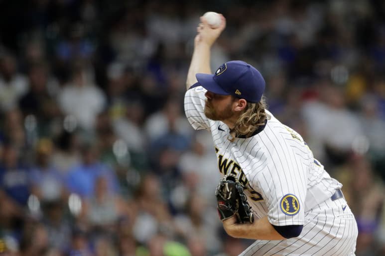 En sus últimas dos salidas, Corbin Burnes no ha permitido carreras limpias en 14 entradas, en las que ha ponchado a 18 enemigos. (AP)