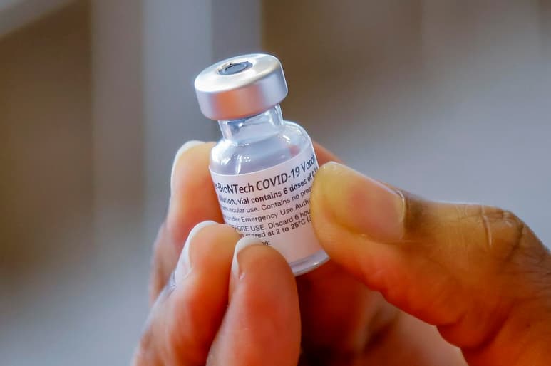 La investigación, liderada por expertos de la Universidad de Oxford, detectó que, en infecciones con alta carga viral, la protección de la vacuna de Pfizer un mes después del segundo pinchazo es un 90 % mayor que la presente en individuos no vacunados, pero cae al 85 y al 78 % después de dos y tres meses, respectivamente.
(EFE)