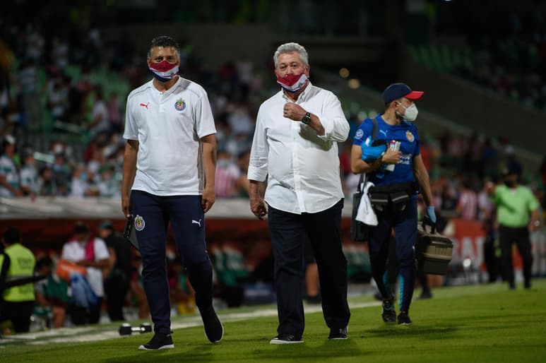 El consejo de futbol en Chivas está muy molesto por los resultados del equipo, por la mediocre cosecha de puntos como local, uno de nueve posibles y en reunión extraordinaria analizarán el futuro inmediato del equipo, si debe continuar o no Víctor Manuel Vucetich al frente del equipo y hay opiniones encontradas, mientras una parte apuesta por darle el partido ante el Monterrey, otros ya quieren cesarlo. (JORGE MARTÍNEZ)