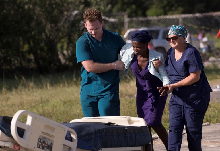 Pandilleros secuestraron a dos médicos que trabajaban en hospitales en la capital de Haití que atienden a las víctimas del terremoto reciente, lo que obligó a una de las clínicas a declarar un cierre de dos días en señal de protesta, informaron las autoridades el jueves. (ARCHIVO)