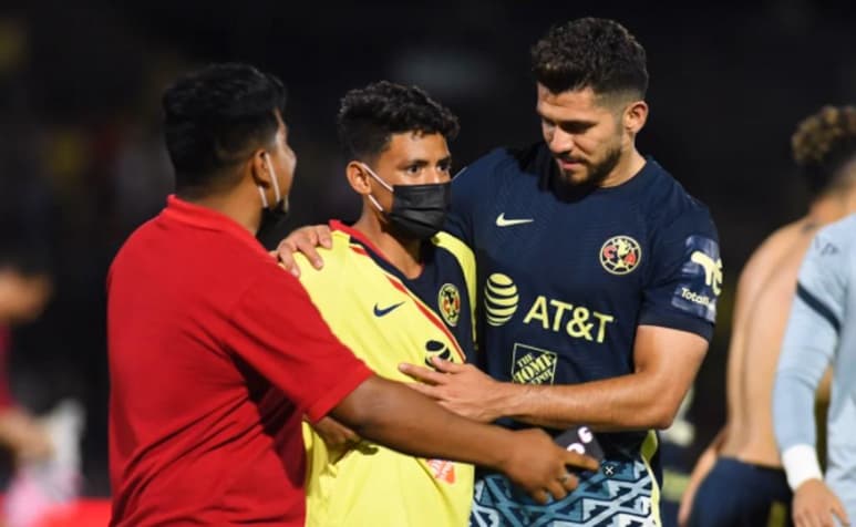 Este miércoles al finalizar el duelo entre FC Juárez y América en el Olímpico Benito Juárez, un grupo de aficionados americanistas invadieron la cancha para acercarse a sus ídolos. (COTESÍA / IMAGO7)