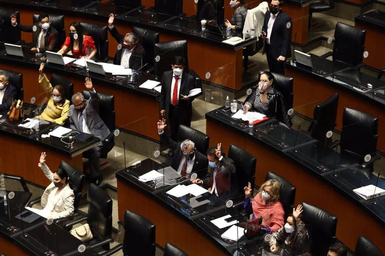 Tras fracasar por segundo día consecutivo en su intento de convocar a periodo extraordinario para aprobar la Ley Federal de Revocación de Mandato, las bancadas de Morena y el Partido del Trabajo (PT) en la Comisión Permanente, acusaron al Bloque de Contención, integrado por PAN, PRI, PRD y Movimiento Ciudadano de aliarse con el Instituto Nacional Electoral (INE) para impedir que el Congreso elabore la ley secundaria de revocación de mandato. (ARCHIVO)