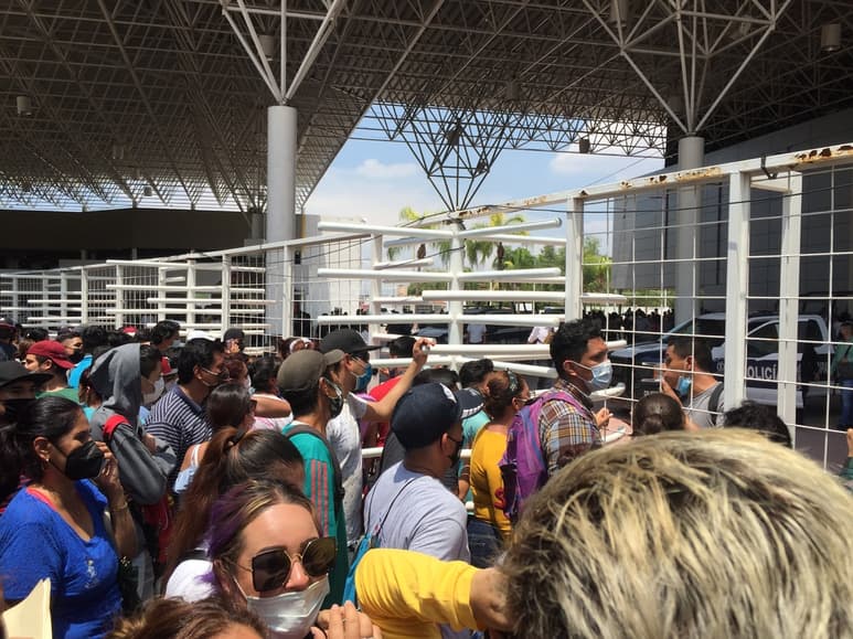 El pasado miércoles se terminaron las vacunas para los jóvenes y se generó caos en la ExpoFeria. (GUADALUPE MIRANDA)