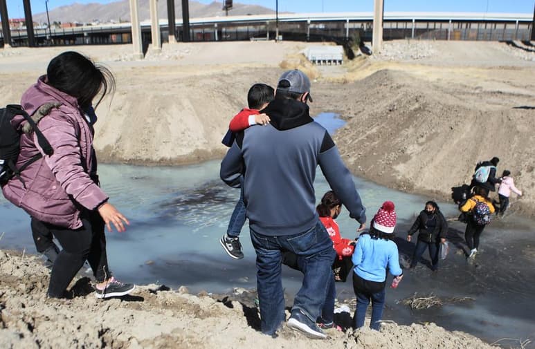 En un fallo con implicaciones potencialmente amplias para las causas de inmigración en Estados Unidos, una jueza federal en Nevada concluyó que una ley penal que data de 1929 y hace un delito mayor que una persona que ha sido deportada regrese a suelo estadounidense es inconstitucional. (ARCHIVO)