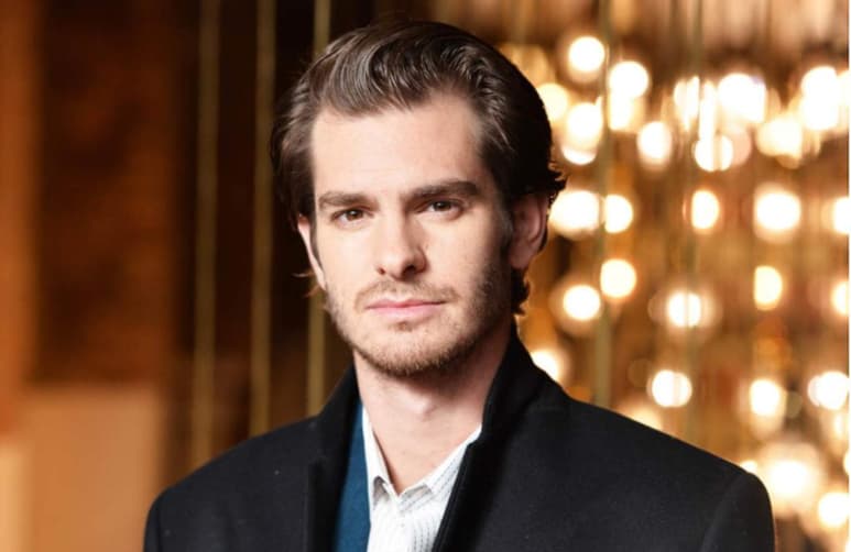 El actor y productor británico Andrew Garfield hoy cumple 38 años, es una de las estrellas de Hollywood más destacadas de la última década, consiguiendo interpretaciones en la pantalla que le han dado el honor de de recibir múltiples nominaciones a premios importantes como los Oscar y el Golden Globe, además de tener un Tony y un BAFTA en su estante. 
