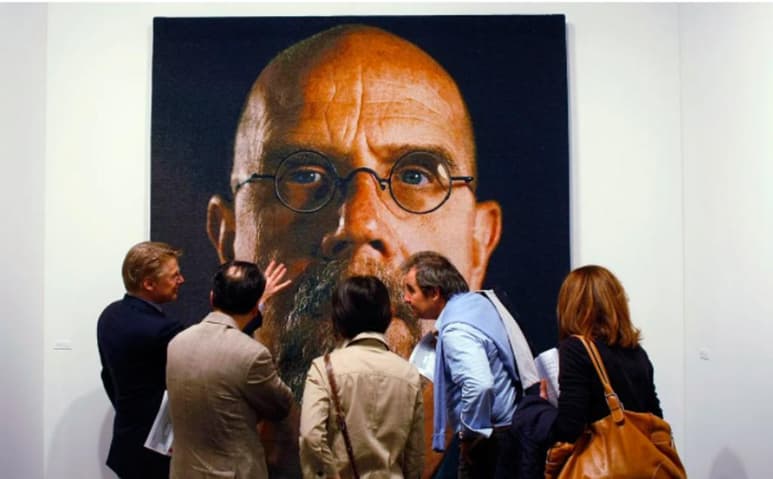 El pintor y fotógrafo estadounidense Chuck Close, afamado por su pintura fotorrealista, murió el jueves a los 81 años, reportaron medios estadounidenses. (ARCHIVO)