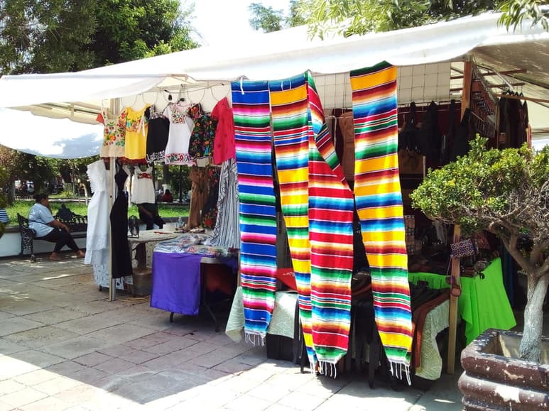 Los artesanos mexicanos enfrentan la caída de hasta el 70 por ciento de sus ventas respecto a la época prepandémica, así lo afirma Rosalva Isela Miranda Ontiveros, presidenta de la Asociación de Comerciantes Fijos y Semifijos del Caribe, quien encabeza a un grupo de artesanos que se han instalado en la Plaza de Armas de Gómez Palacio. (SAÚL RODRÍGUEZ)
