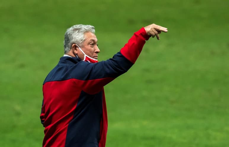 Si la crisis de Víctor Manuel Vucetich y Chivas no termina, el cambio será inminente; este sábado tienen una complicada visita en Monterrey, que sigue invicto en casa. (ARCHIVO)