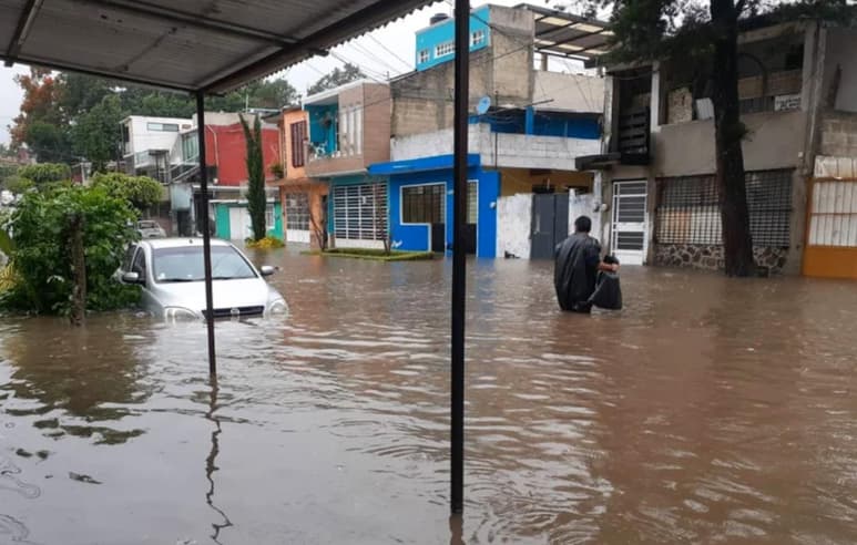 Los reportes policiales dan cuenta que en la colonia Brisas del Rio Sedeño un alud sepultó una vivienda, donde murieron seis integrantes de una familia.
(EL UNIVERSAL)