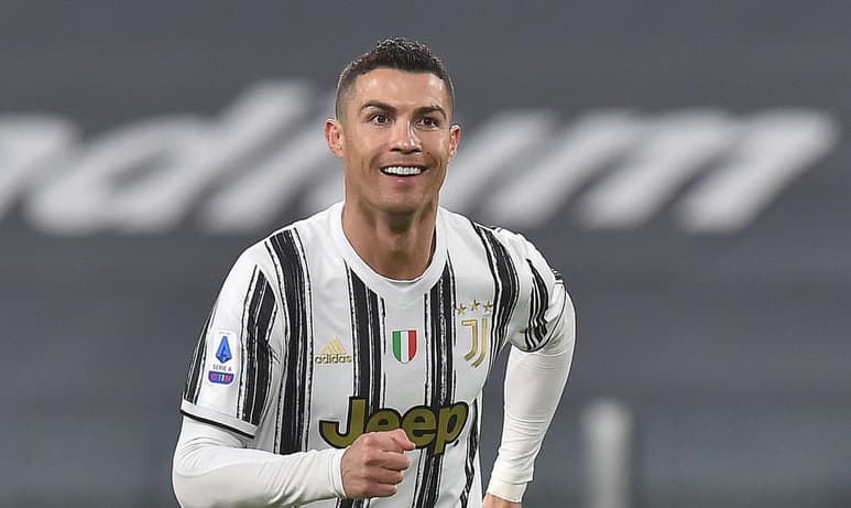 Massimiliano Allegri, técnico del Juventus Turín, aseguró este sábado que el portugués Cristiano Ronaldo le dijo 'que se queda' en el club turinés en la presente temporada y apuntó que nunca existió la presunta voluntad de CR7 de dejar al cuadro juventino. (ARCHIVO)