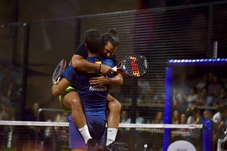 El lagunero Abraham Batarse y el español Alejandro Galán (espaldas) festejan tras el triunfo. (ERICK SOTOMAYOR)