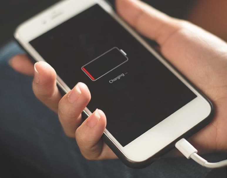 Definitivamente la tecnología se ha vuelto parte de nosotros, una extensión de nuestros sentidos que nos facilita la vida y nos da acceso a un sinfín de información y nos permite comunicarnos sin importar la distancia. Pero acaso hay algo más terrorífico cuando estás fuera de casa, sin planes de regresar aún y tu celular se ha quedado sin batería y tampoco tienes un cargador a la mano, quedarás incomunicado el resto del día. (ESPECIAL)
