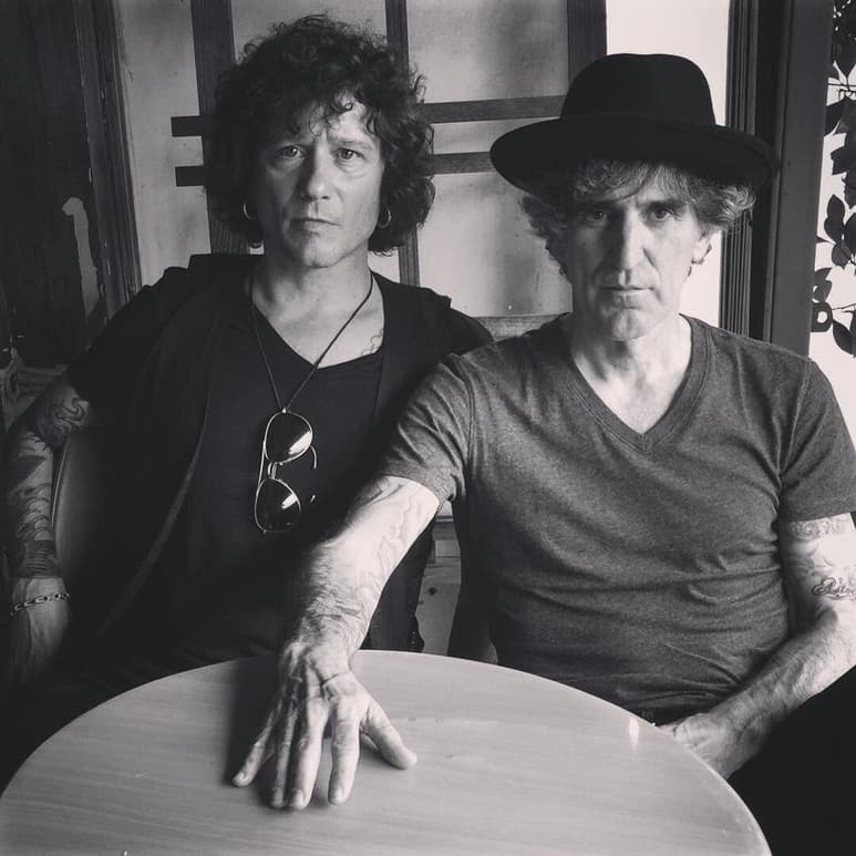 Mikel Erentxun y Enrique Bunbury se vuelve a unir para entonar Veneno, el nuevo adelanto del próximo álbum de Mikel, que llevará por título Amigos de guardia.