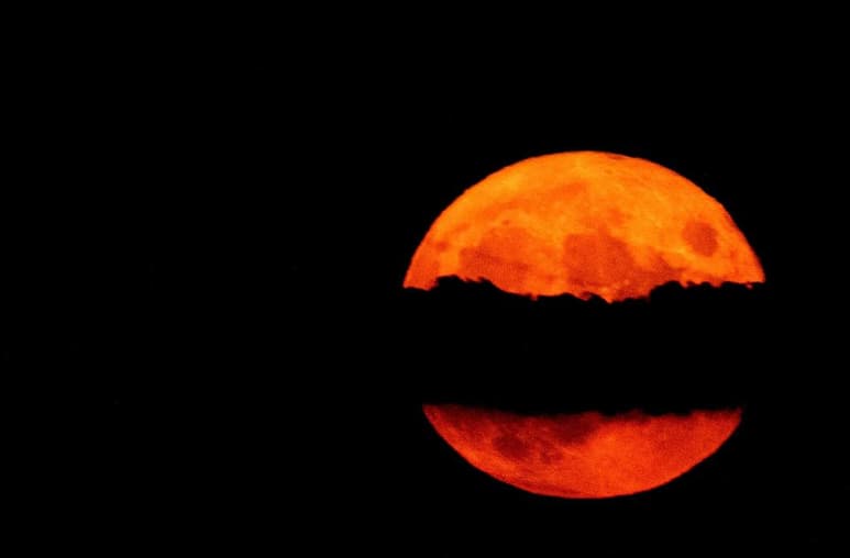 La noche del domingo, el cielo nocturno se adornó con el fenómeno de la Luna Azul, el cual pudo ser visto desde diversas regiones del mundo (EFE)