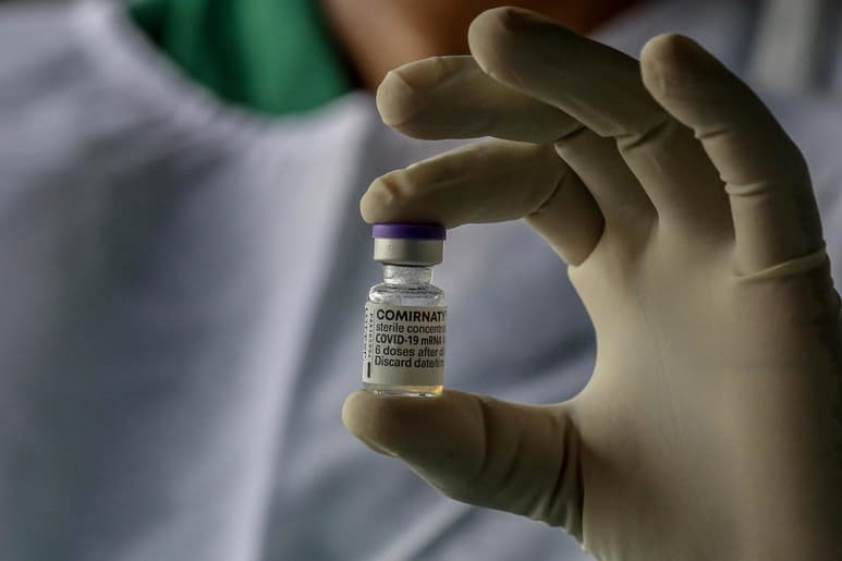 La vacuna contra la COVID-19 de Pfizer en EUA se llamará a partir de ahora Comirnaty después de que la Administración de Alimentos y Fármacos (FDA, en inglés) concediera este lunes su aprobación final a esta inoculación, el primer suero de este tipo en el país que obtiene la luz verde completa del regulador. (ARCHIVO)