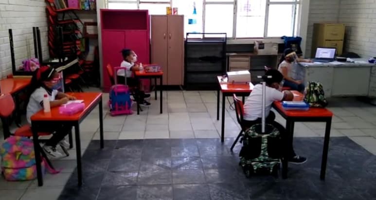 Al continuar la contingencia sanitaria, el regreso es opcional. Los padres de familia que no deseen que sus hijos estén en el aula podrán continuar con el sistema virtual.

