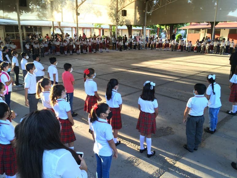 Zermeño Infante dijo que este año se rehabilitaron 52 escuelas en los trabajos de techumbres, sanitarios, bardas perimetrales, patios, bebederos, y otras han solicitado reparaciones que tienen que ver con cuestiones eléctricas, temas de agua, limpieza, entre otros. (FERNANDO COMPEÁN)
