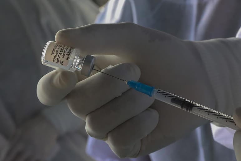 Las autoridades de EUA dieron un paso más este lunes para tratar de convencer a los escépticos para vacunarse contra la COVID-19 con la autorización total del suero de Pfizer, que ahora se llamará Comirnaty. (ARCHIVO)
