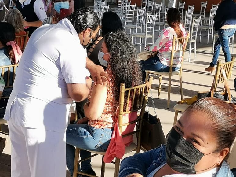 El subsecretario dijo que la autorización del refuerzo quedará a cargo del Gobierno federal pues es quien está a cargo de la distribución de las vacunas.
(ARCHIVO)