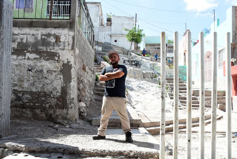 Los callejones de San Joaquín atestiguaron su encuentro con el micrófono. Grasia Esquivel formó aquí el grupo SUB Familia junto a otros jóvenes del barrio. Aunque antes del rap la música colombiana fungía como banda sonora en el poniente de Torreón. (SAÚL RODRÍGUEZ)
