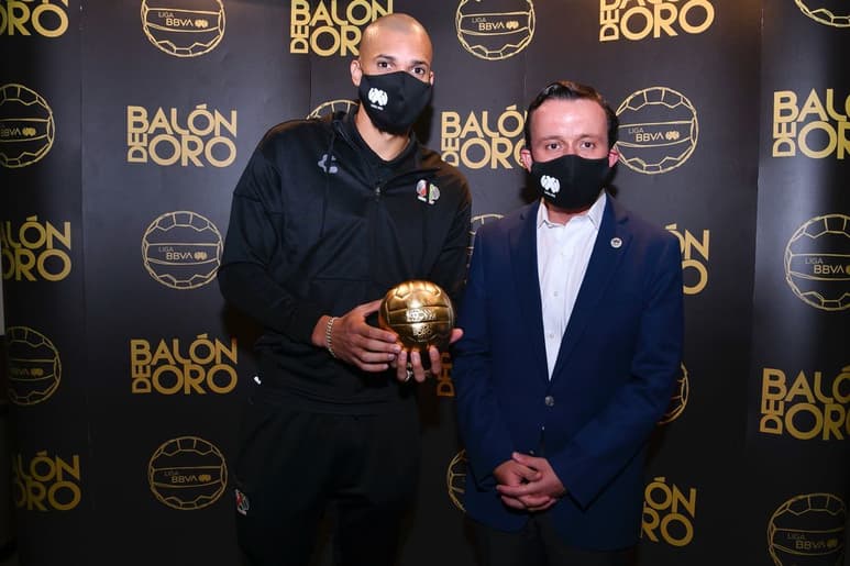 Junto a Mikel Arriola, presidente de la Liga MX, Matheus Dória posa con su Balón de Oro al mejor defensa de la temporada pasada.