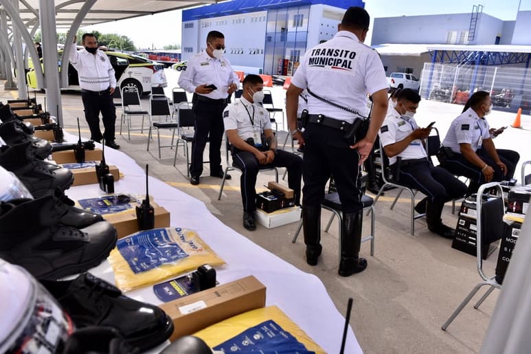 El Ayuntamiento de Torreón entregó nuevo equipamiento a los elementos de Tránsito y Vialidad. (FERNANDO COMPEÁN)