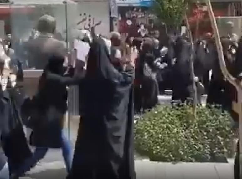 Recientemente el video se difundió en redes sociales como una 'protesta de mujeres contra el grupo talibán en Afganistán', sin embargo, las imágenes no pertenecen a tal situación (CAPTURA)