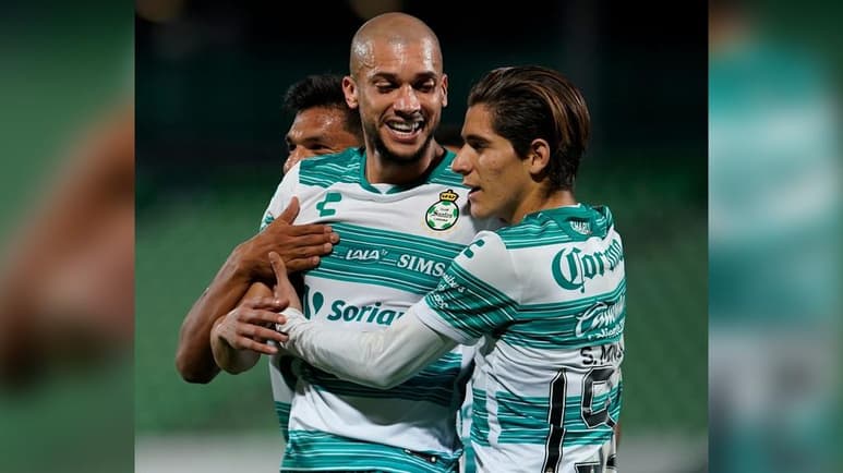 Desde que Santiago Muñoz fue echado por falta de concentración en la pretemporada que realizaba a principios del mes de julio el primer equipo de Santos Laguna en Barra de Navidad, Jalisco, su nombre no ha dejado de aparecer en los titulares deportivos. (JAM MEDIA)