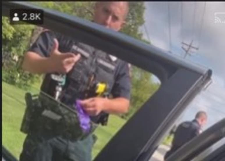 Por medio de TikTok, un joven afroamericano exhibió a un oficial de policía lanzando lo que parece ser un paquete de droga a la parte trasera de su vehículo poco después de detenerlo en la carretera.