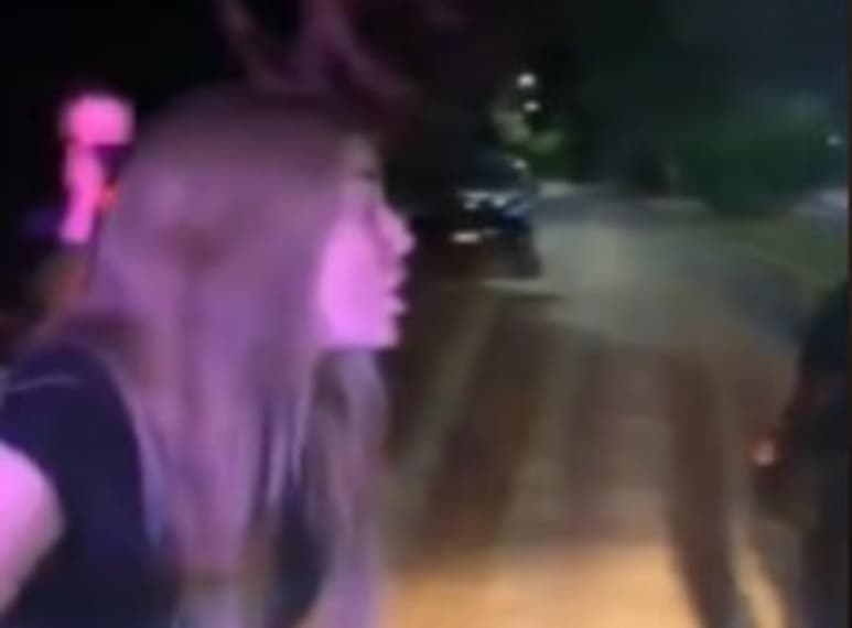 La locutora Adriana Díaz de Monterrey, Nuevo León, fue aplaudida en redes sociales por defender a sus tres hijas adolescentes que estaban siendo detenidas por tres patrullas luego de que ellas se negaran a decirles su dirección.