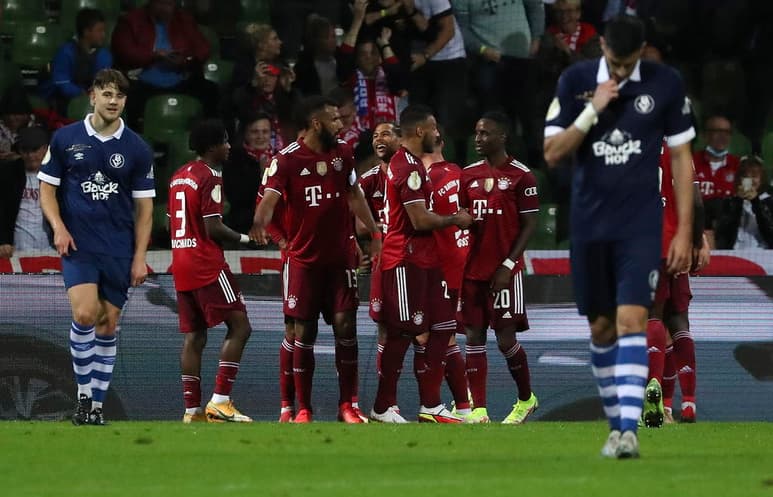 El Bayern, con gran parte de sus jugadores menos habituales, se dio un festín ante el Bremer, de la cuarta categoría del fútbol germano (0-12), en la primera ronda de la Copa de Alemania.