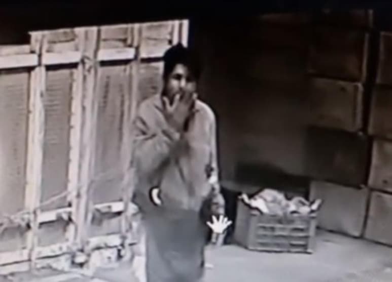 El pasado 23 de agosto, en la Central de Abastos de Puebla, un sujeto fue captado por las cámaras de seguridad guardando la cabeza de una persona en una mochila y después chupándose la mano para limpiarse la sangre.