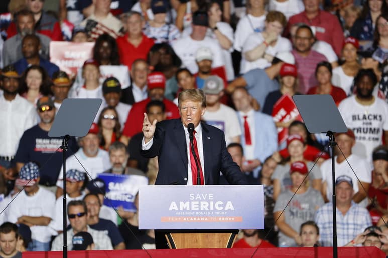 Siete policías que fueron atacados durante el asalto al Capitolio del 6 de enero denunciaron este jueves al expresidente de EUA Donald Trump (2017-2021), al que acusan de haber incitado a la violencia con sus declaraciones infundadas sobre fraude electoral. (ARCHIVO)
