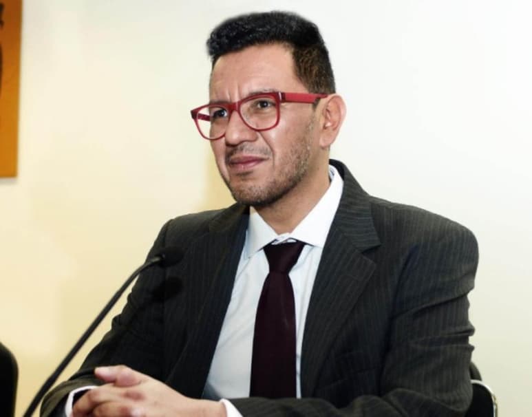 'El feminicidio es un acto de amor' así lo dijo, varias veces, Iván Ruiz, director del Instituto de Investigaciones Estéticas de la UNAM, en una entrevista en Radio UNAM, el pasado 30 de junio, previo a la presentación de su libro 'Peep Show'.