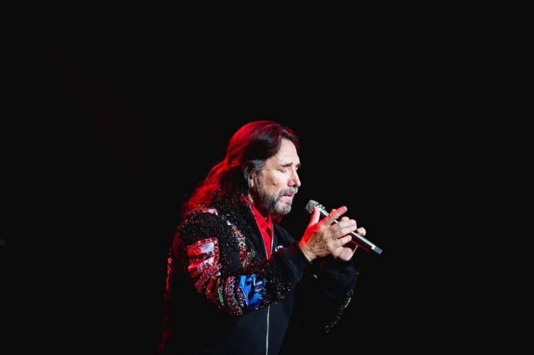 Después de 25 años, Los Bukis regresaron a los escenarios con un exitoso concierto en el SoFi Stadium de Inglewood, California, donde cautivaron a miles de fanáticos con sus melodías.  