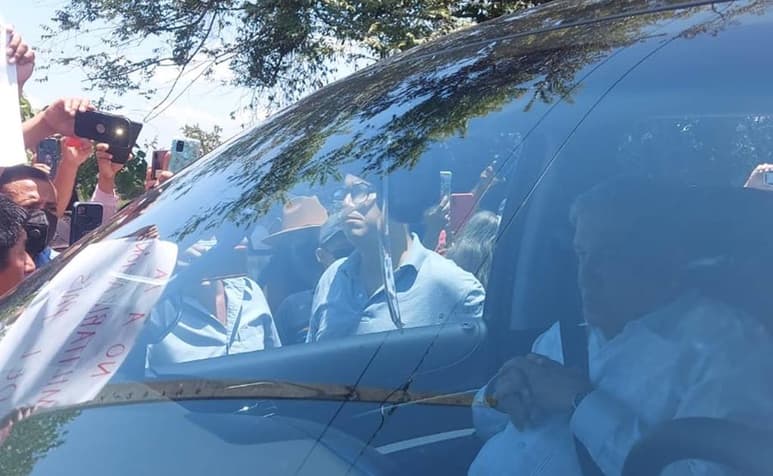 Por segundo día consecutivo maestros de la Coordinadora Nacional de Trabajadores de la Educación (CNTE) retuvieron la camioneta del presidente Andrés Manuel López Obrador -quien realiza una gira de trabajo de fin de semana por ese estado- para exigir la reinstalación de la mesa de negociación con el gobierno federal para dar solución a sus demandas y rechazaron que sean parte de 'una mafia de la derecha'. La tarde de este sábado en su trayecto rumbo a Motozintla, donde supervisaría los avances de los programas sociales en esa entidad, maestros pararon la Suburban del Ejecutivo federal en donde aseguraron que no hay disposición de su gobierno por la reinstalación de esta mesa.