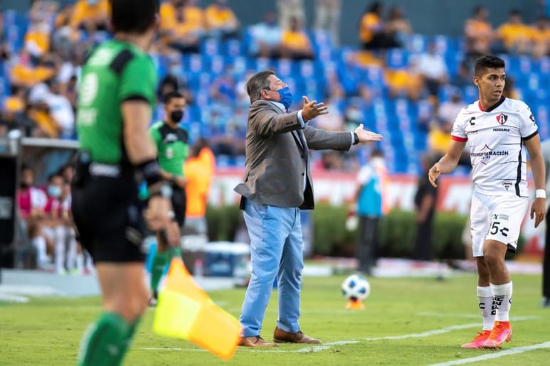 Miguel Herrera y sus Tigres dejaron escapar la victoria ante Atlas en el Estadio Universitario. (EFE)