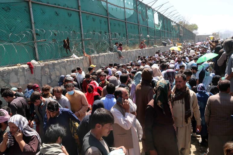 Las oportunidades para los miles de afganos que intentan salir de Kabul están a punto de expirar a menos de 48 horas de que concluya el plazo de la retirada de las fuerzas internacionales y cuando varios países han detenido ya sus vuelos de evacuación. (ARCHIVO)