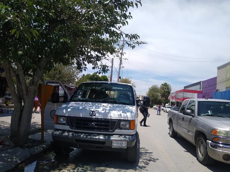 Debido a que ya no es rentable prestar el servicio de transporte para los concesionarios de las combis, que cubren las rutas en algunas colonias de Francisco I. Madero, solicitaron a la autoridad municipal, les permitan utilizar taxis que les representa un menor gasto en el combustible. (ARCHIVO) 
