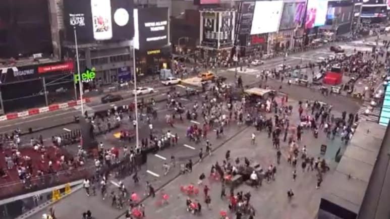 Un fuerte ruido movilizó a cientos de personas que paseaban en Times Square en Nueva Yok, en Estados Unidos. Inicialmente se reportó como disparos, aunque según NBC se trató de una barricada que cayó de la plaza.