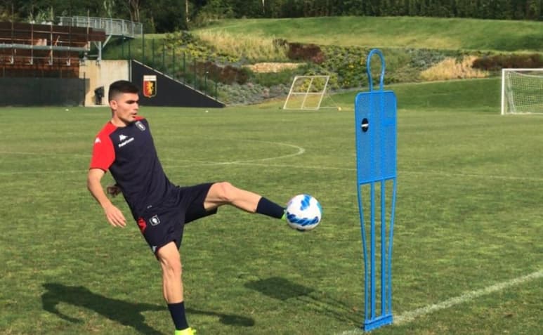 El mexicano Johan Vásquez tendrá que esperar unas semanas más para poder debutar en la Serie A. (ESPECIAL)