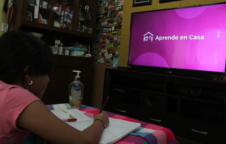 Por la pandemia de COVID los padres de familia de algunos estudiantes consideran que es mejor que sus hijos continúen con la educación en línea. (ARCHIVO)